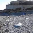 Ficarazzi ,spiaggia piena di rifiuti lasciati dai bagnanti