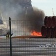 Il rogo ha interessato alcuni tubi in polietilene che si trovano nel cantiere aperto da alcune settimane. si è alzata una densa colonna di fumo nero ben visibile in tutta la zona. Sul posto i vigili del fuoco