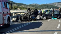 Le vittime sono marito e moglie che viaggiavano su una delle due auto coinvolte e il conducente dell'altra. Gravi i tre figli della coppia