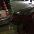 Urta contro le auto parcheggiate.